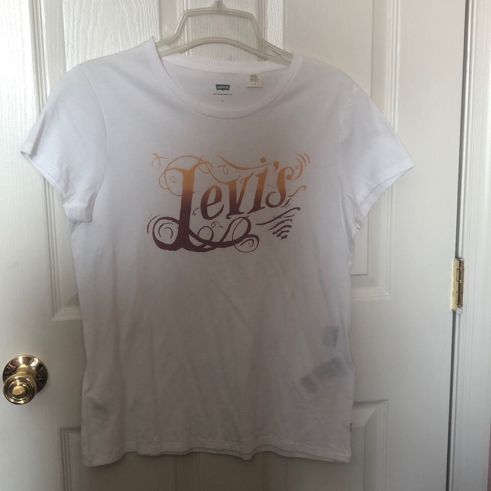 levi’s t-shirt